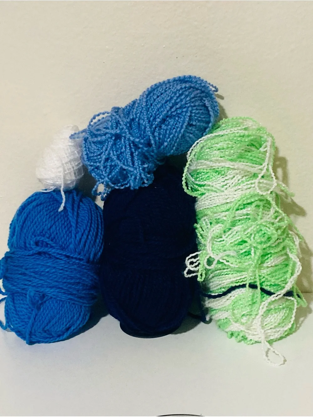328 g / 11.5 oz Mixed Textured Yarn Bundle in Blue, Green & White